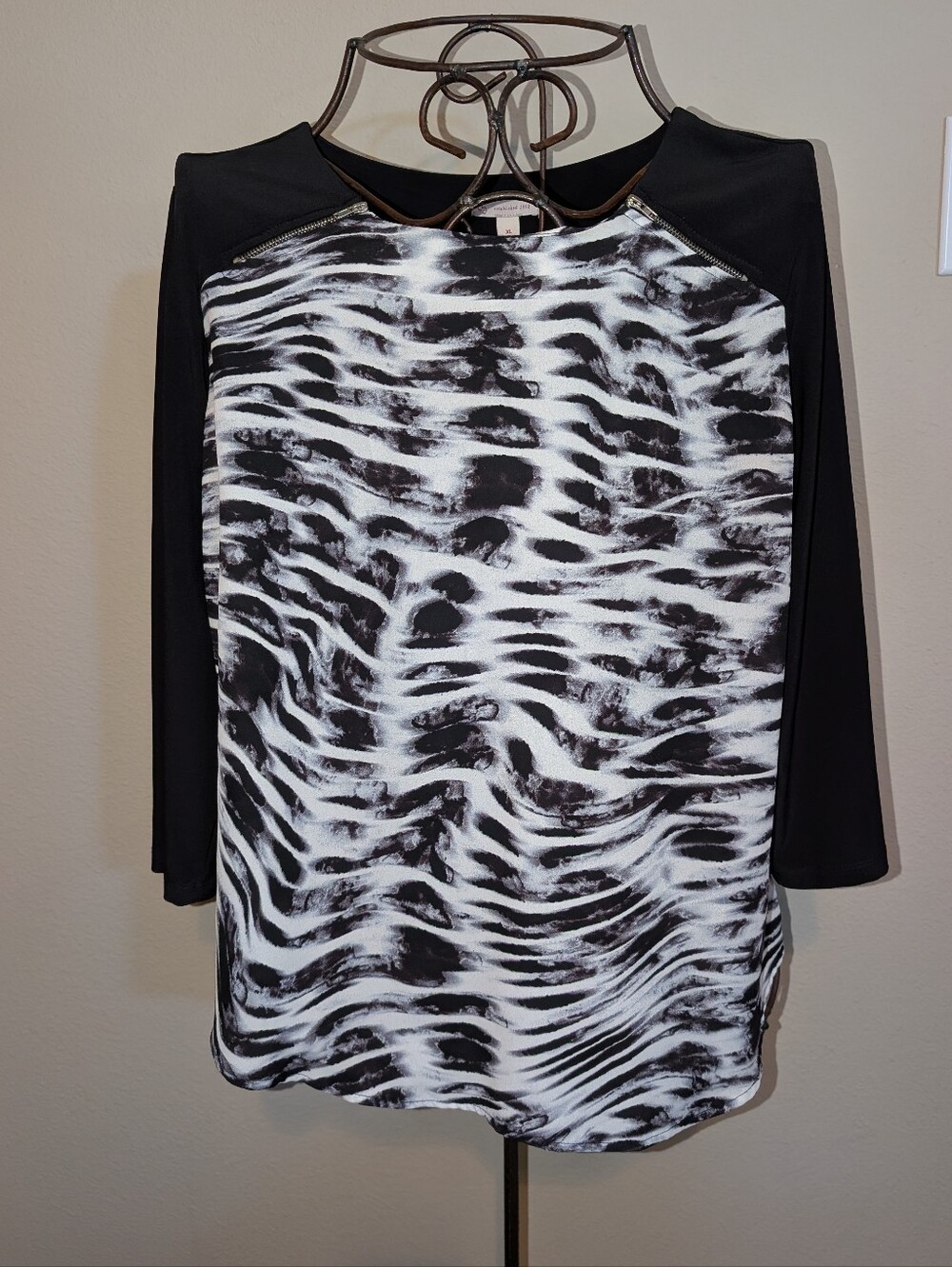 Black & White Patterned 3/4 Sleeve Tunic Top with Zipper Accent Neckline